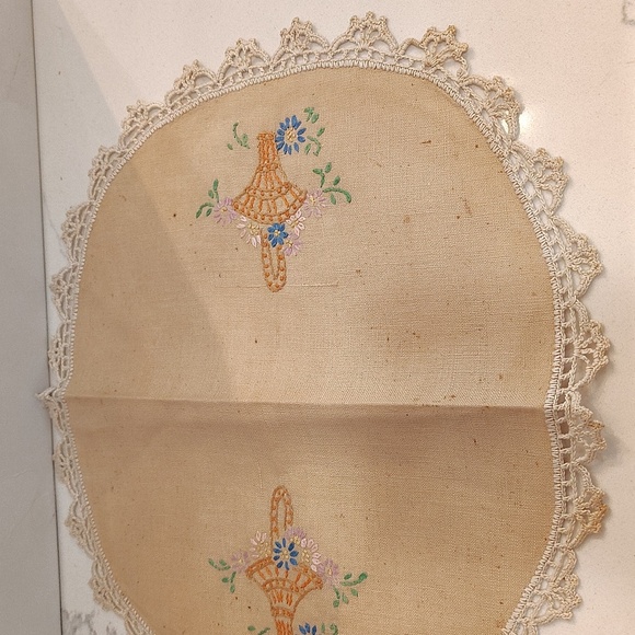 Vintage handmade crochet floral basket design doily 11" round - Picture 3 of 6